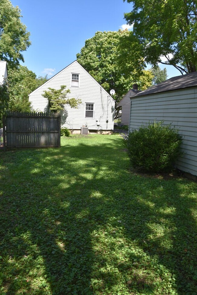 Building Photo - 3 Bedroom Home in Clintonville/Beechwold Area