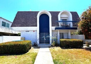 Building Photo - Charming 2-Bed 2-Bath with Private Deck & ...