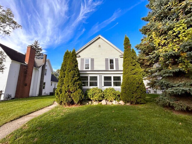 Primary Photo - Spacious 4-Bedroom Home Near College Hill & Highland Park