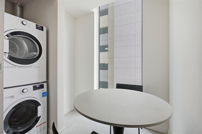 Building Photo - 121 NE 5th St