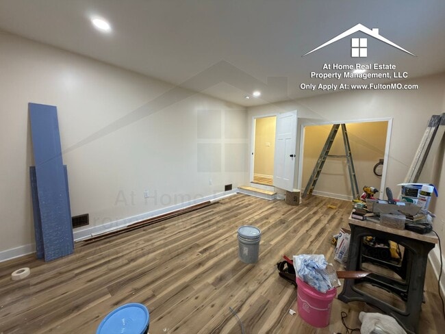 Building Photo - 703 W 7th St