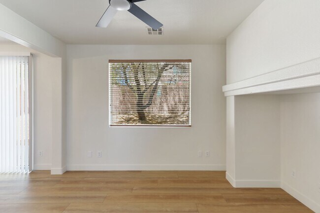 Building Photo - 5870 Lustrous Ct