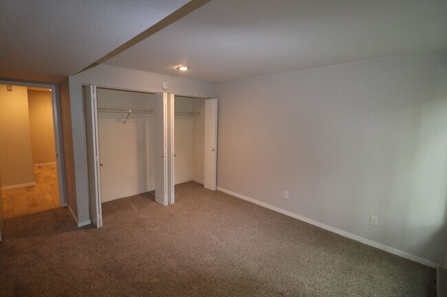 Building Photo - Spacious 1 Bed 1 Bath Corner Unit in North...