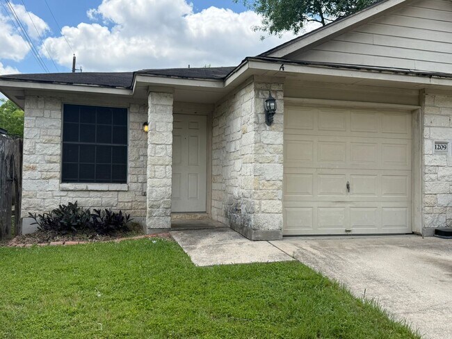 Building Photo - Tohara Properties1 (1209 Armadillo Rd)