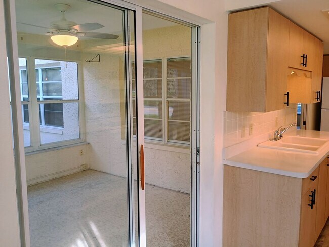 Building Photo - 2 bedroom 2 bathroom Large House for rent ...