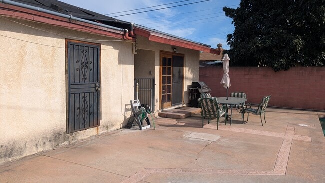 Building Photo - 1618 S Meeker Ave