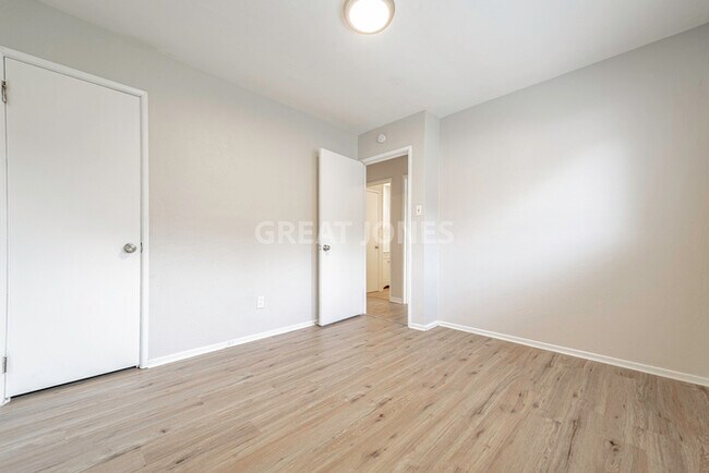 Building Photo - Charming