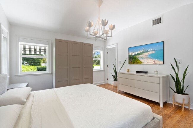 Building Photo - 634 W 47th St