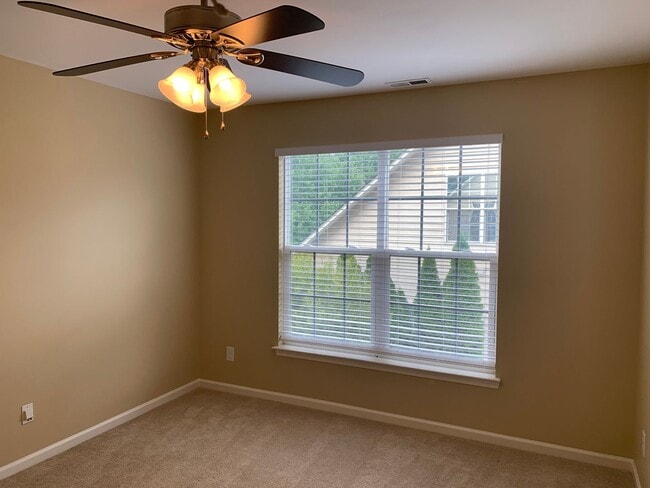 Building Photo - Move-in Ready 5 bedroom, 3.5 bath house lo...