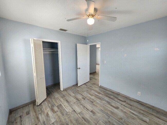 Building Photo - Nice beach side 2/1, walk to beach, restaurants