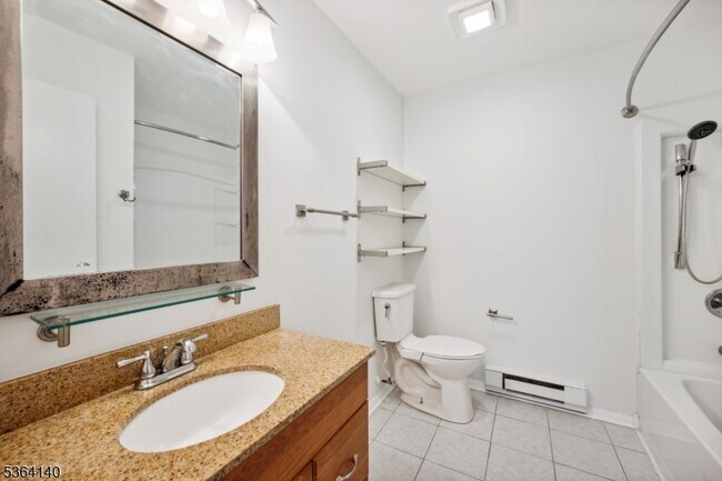 Building Photo - 798 Eves Dr