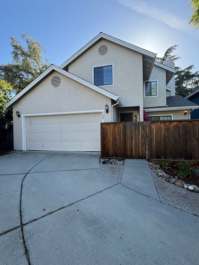 Building Photo - Cambrian 3 bedroom 2.5 Bath Home, Nice Court Location,