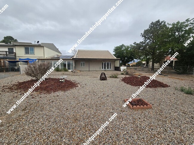 Building Photo - Great 3 bedroom with an office