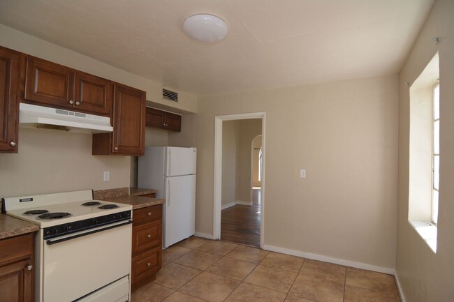 Building Photo - Charming 2 Bedroom 1 Bath House! Close to ...
