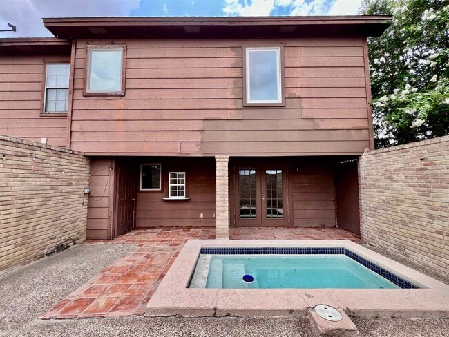 Building Photo - 207 Martingale