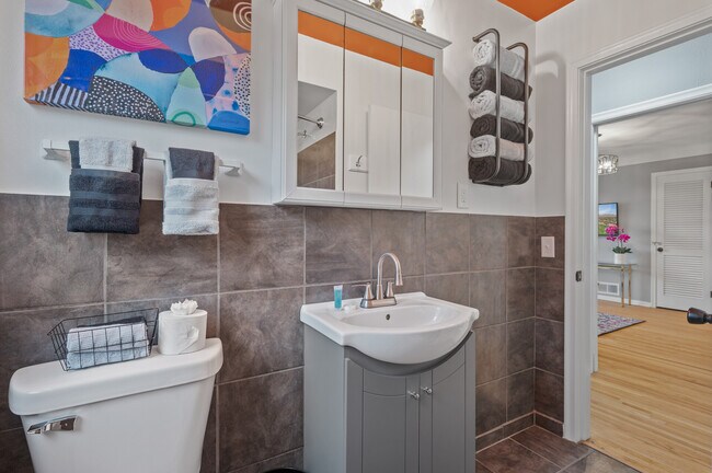 Building Photo - 248 Ruth St N