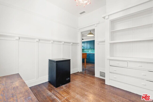 Building Photo - 1438 W 45th St