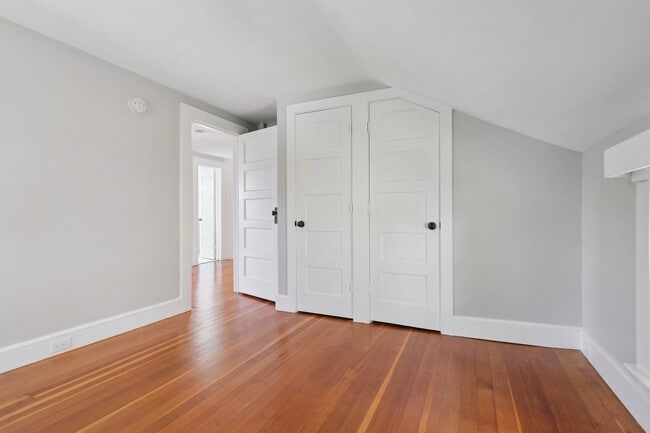 Building Photo - Charming 3-Bedroom in Downtown Niantic