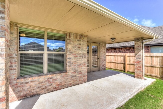 Building Photo - NEWER HOME IN MUSTANG SCHOOL DISTRICT AVAI...