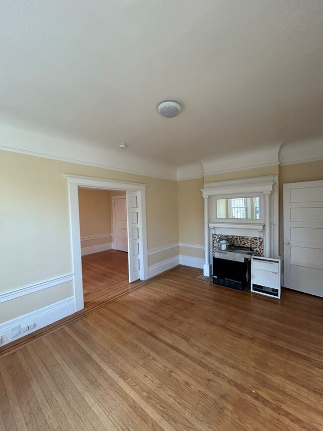 Building Photo - Two Bedroom Available Now in Noe Valley!!