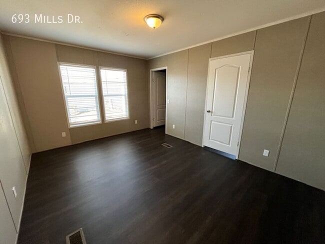 Building Photo - 693 W Mills Dr