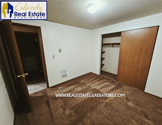 Building Photo - 4 Bed 2.5 Pet Friendly Home in Wilderness Rim