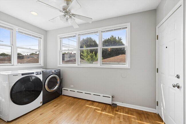 Building Photo - 5147 W Cullom Ave