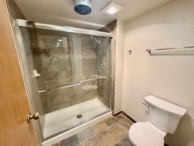 Building Photo - Woodlake Condo!!!