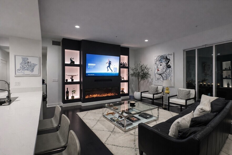 Building Photo - 300 E 4th St