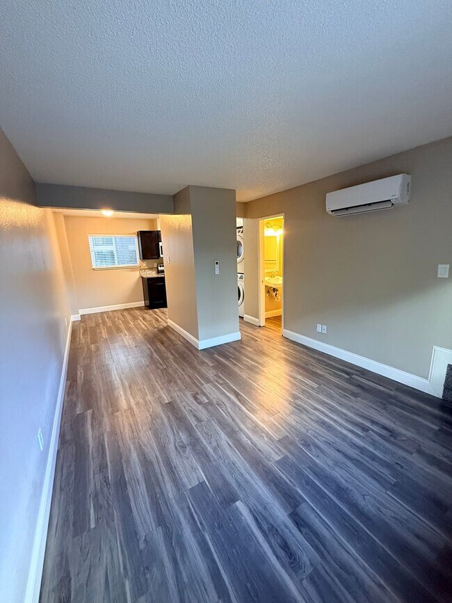 Interior Photo - 1060N