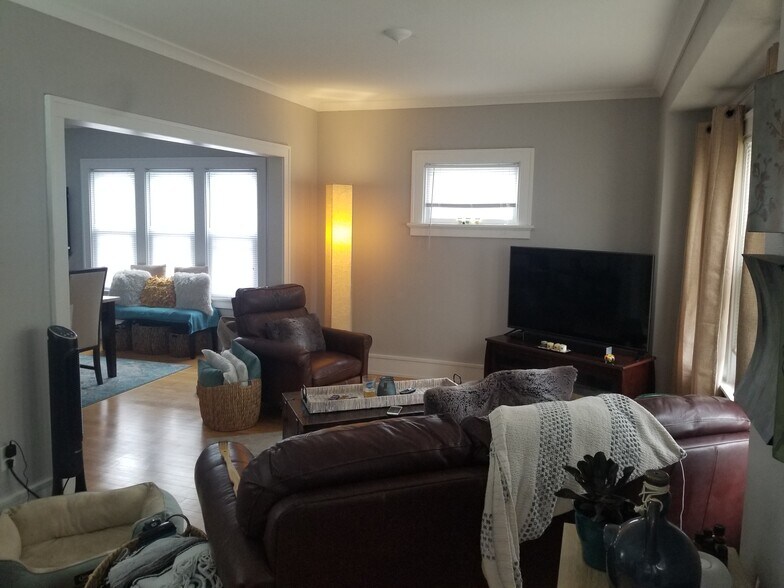 Living Room - 4516 N Bartlett Ave