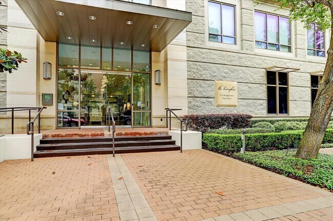 Building Photo - 2211 Briarglen Dr