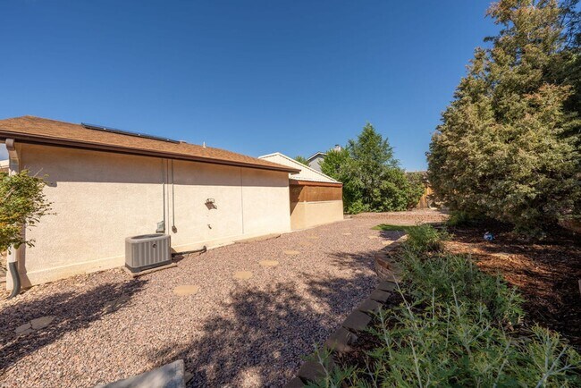 Building Photo - ***MOVE IN SPECIAL*** $500 OFF 1st MONTH'S...