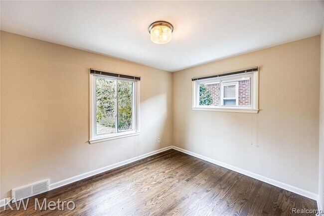 Building Photo - 1316 Lyons Ave