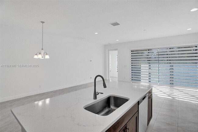 Building Photo - 8450 NW 39th Ct