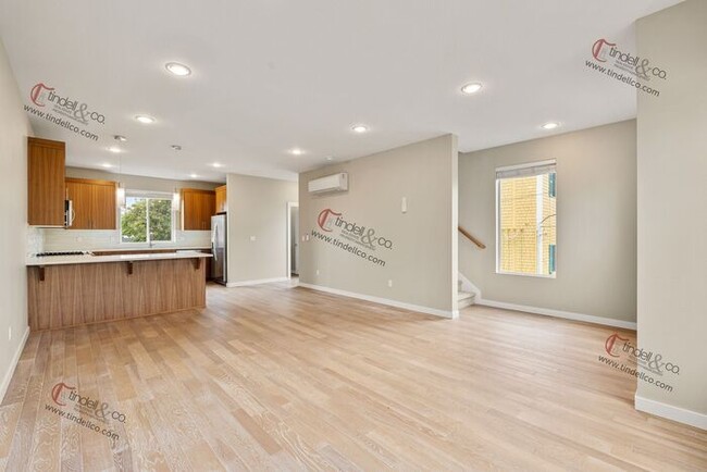 Building Photo - Modern & Spacious 3-Level Townhome with Lu...