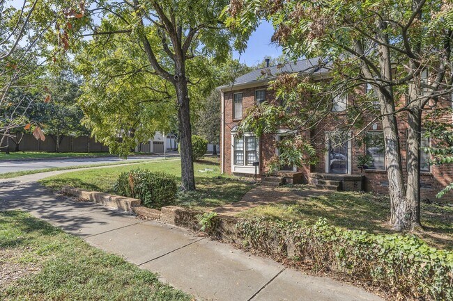 Building Photo - Amazing 2BE/2.5BA duplex in the heart of Belmont & Hillsboro Village!