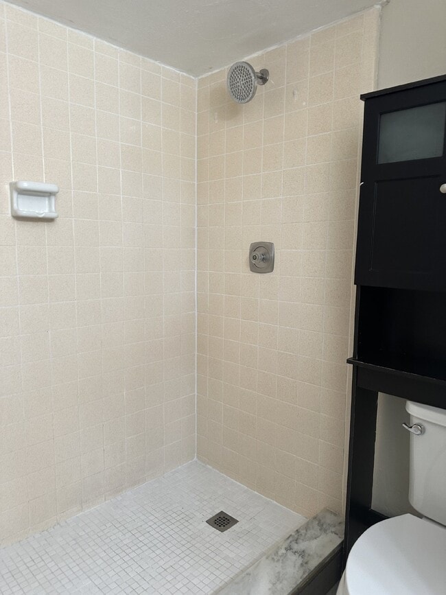 Building Photo - Convenient location close to everything!