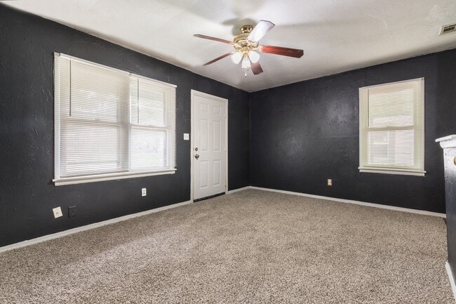Building Photo - Lovely Home In Southwest OKC!