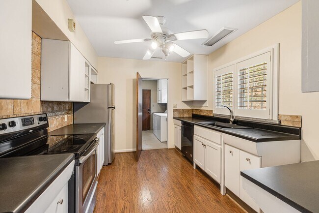 Building Photo - Bright & Inviting 2-Bedroom Home with Fenced-In Yard, Garage & Lawn Care Included