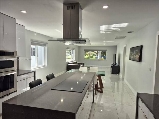 Building Photo - 4010 N Circle Dr