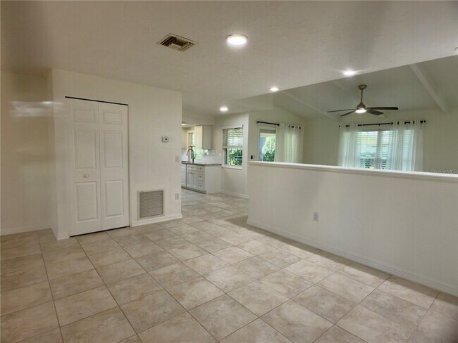 Building Photo - 4001 Oakhurst Dr