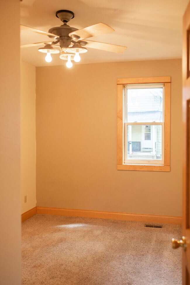 Building Photo - New On Market - 3 Bedroom, 1 Bathroom Duplex