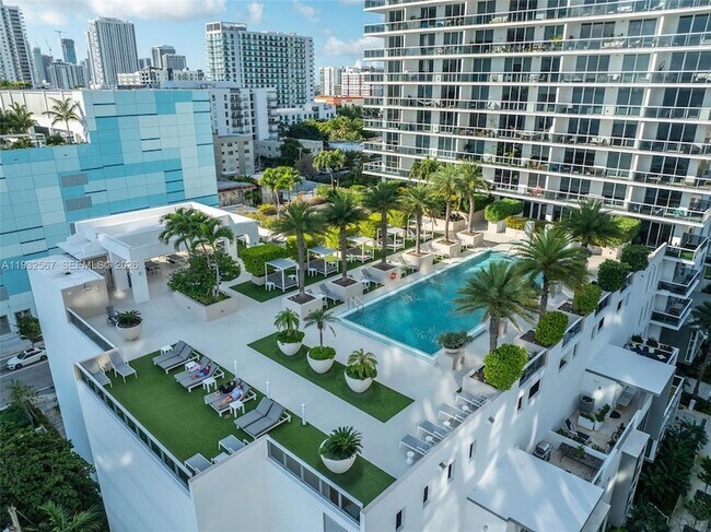 Building Photo - 600 NE 27th St