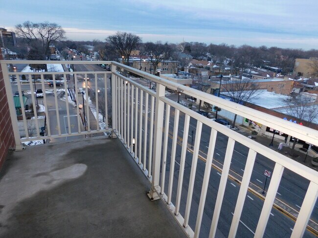 Building Photo - 6000 N Cicero Ave