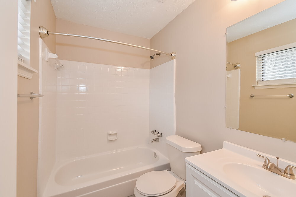 Building Photo - 306 River Chase Dr