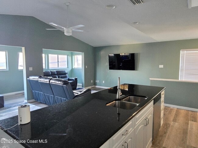 Building Photo - 0000 Pineapple Ave