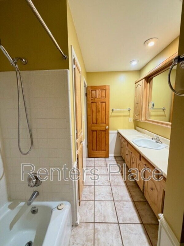 Building Photo - 5724 E 65th Pl