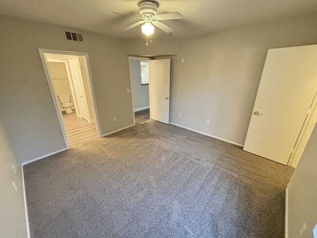 Building Photo - Beautiful 1Bed/1Bath/1Car 2nd floor Condo located in the beautiful Tuscano Gated Community!