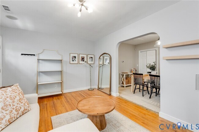 Building Photo - 2103 Pinetree Dr